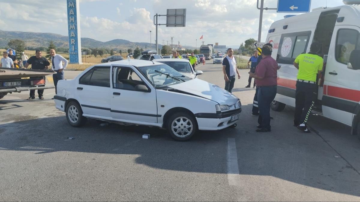 Afyonkarahisar'da iki otomobil arpt: Yarallar var