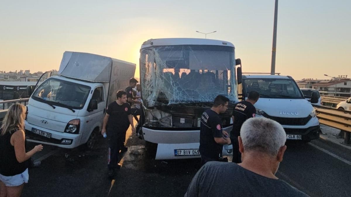Antalya'da zincirleme kaza: l ve yarallar var