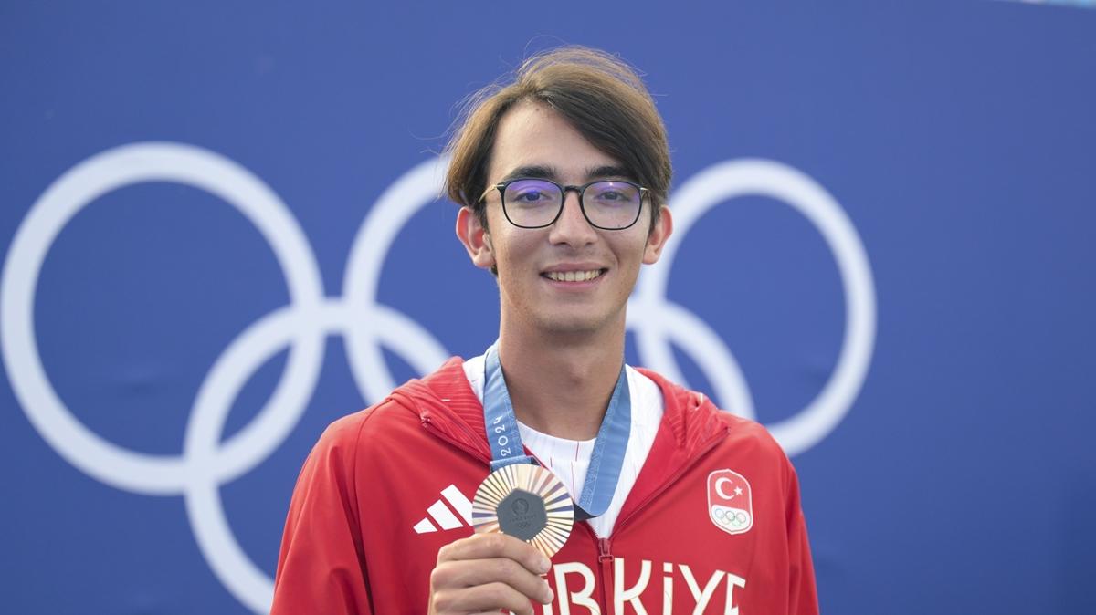 Milli okumuz Mete Gazoz, Paris'te ikinci tur biletini ald