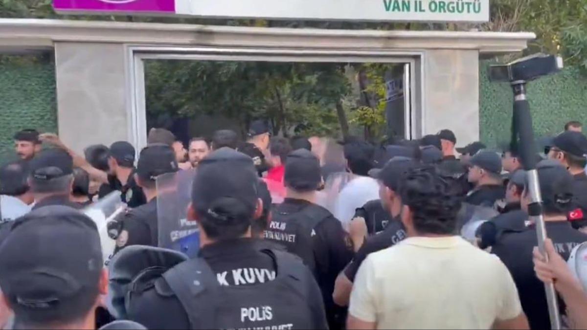 Skandala sahip kan DEM Partililere polis mdahalesi  
