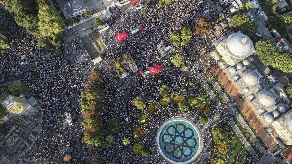 Gazze iin tek yrek! On binlerce kii ehit Haniye'nin son ars zerine Ayasofya Meydan'na akn etti