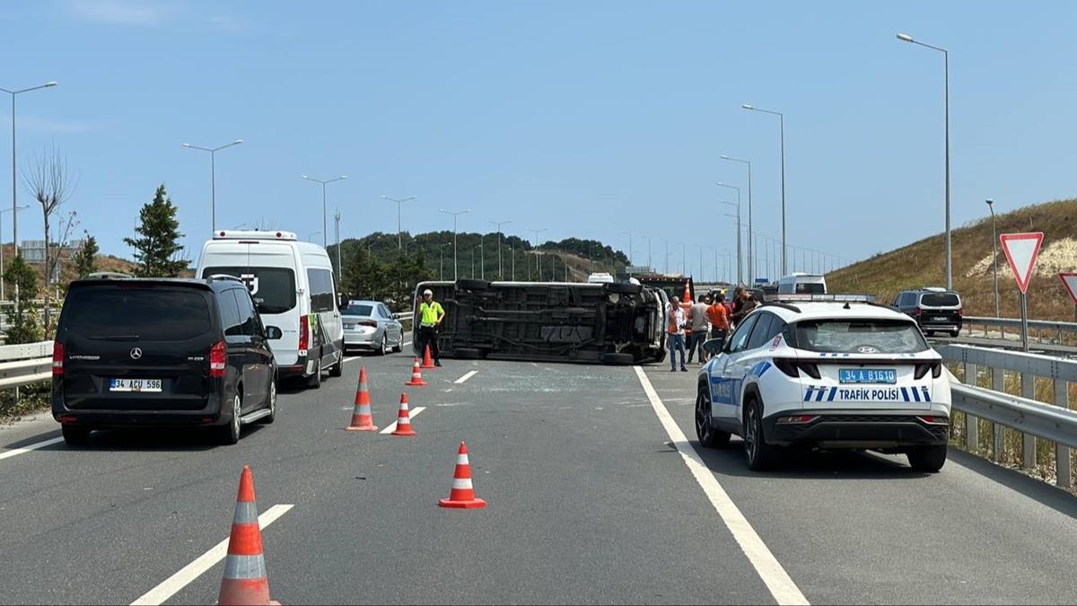 Arnavutky'de devrilen minibs trafii fel etti