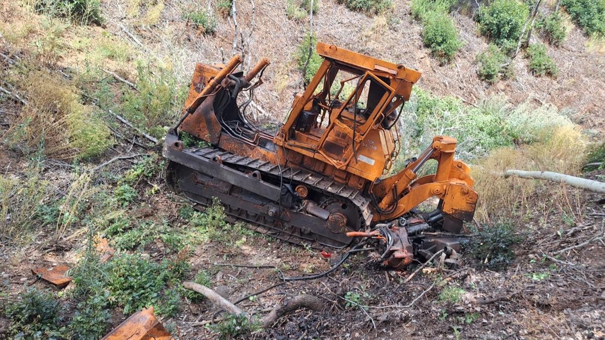 Orman yangnna mdahale srasnda dereye yuvarlanan dozerin operatr ld
