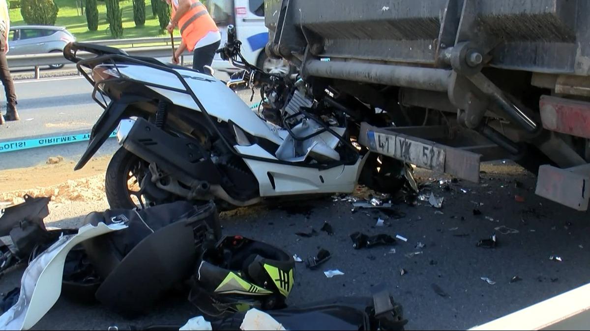 Kkekmece TEM Otoyolu'nda korkun kaza: Kamyonete arpan motosiklet srcs hayatn kaybetti