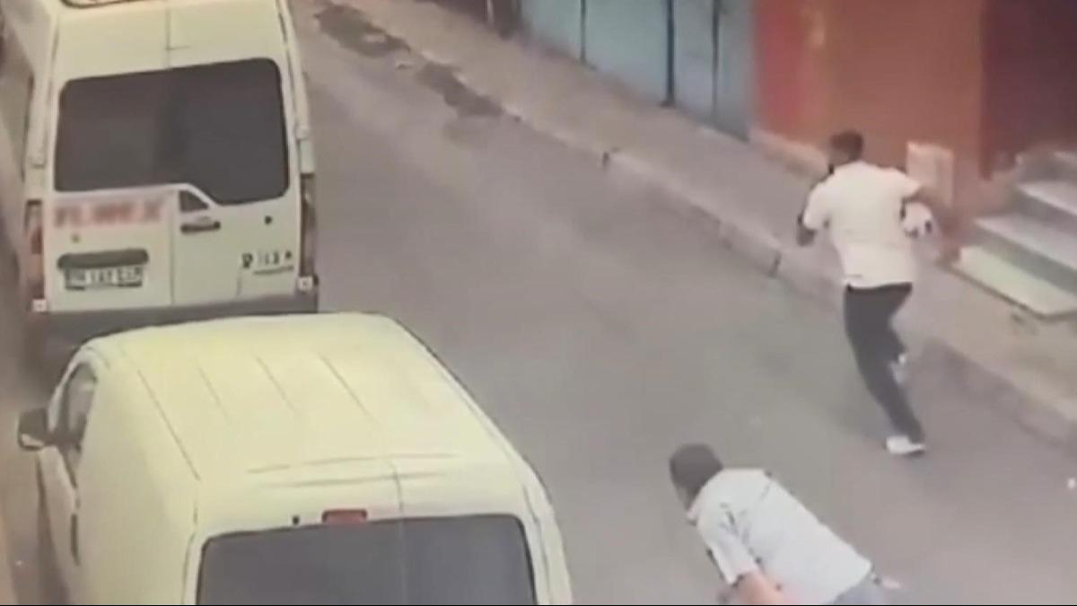 Avclar'da yol verme tartmas kavgaya dnt: Silahlar ekildi 3 kii yaraland