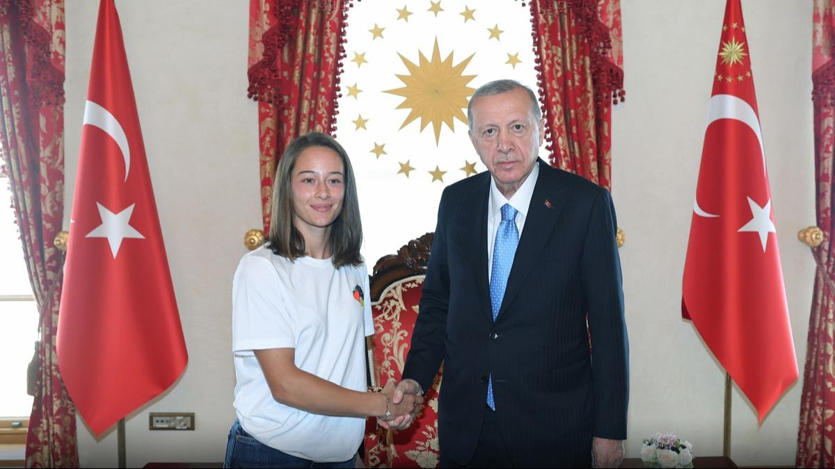 Cumhurbakan Erdoan, milli sporcu Zeynep Snmez'i kabul etti
