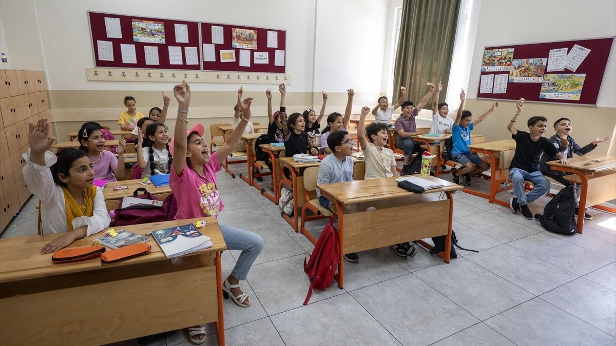 Trkiye'de eitim gren Filistinli ocuklar Gazze'ye dnme hayaliyle yayorlar