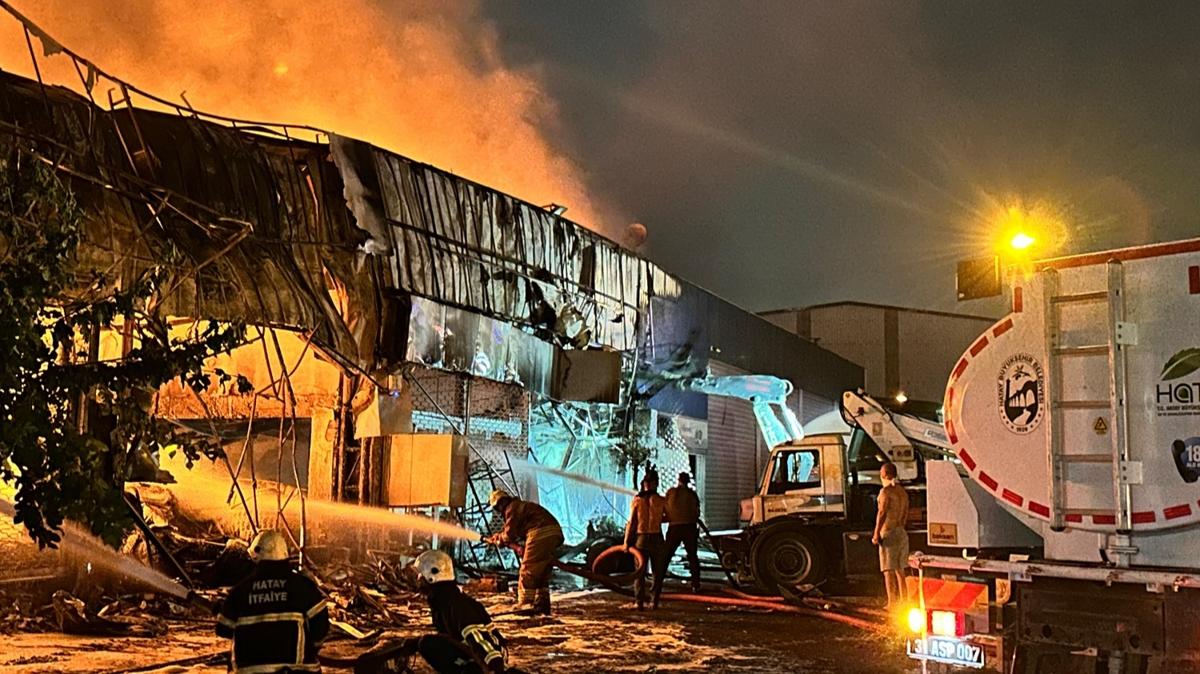 Hatay'da lastik deposunda yangn