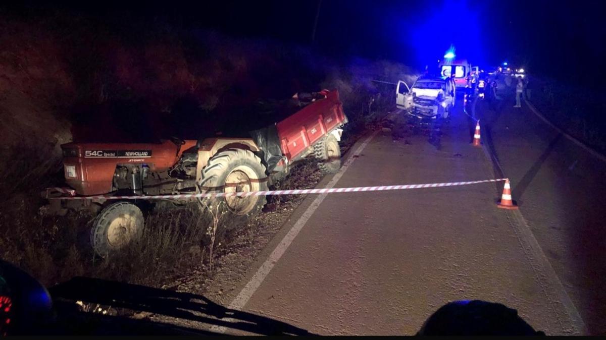 Otomobil traktre arkadan arpt! 1 kii ld, 3 kii yaraland