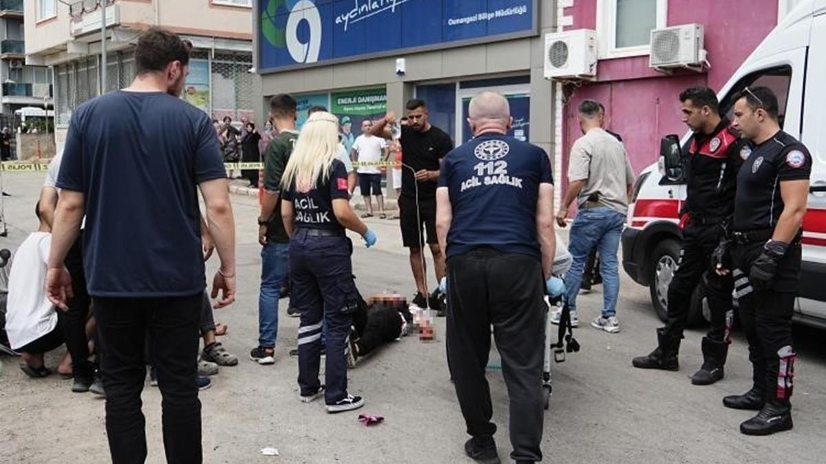 Sokak ortasnda birbirlerine bakla saldrdlar: 1 l, 5 ar yaral