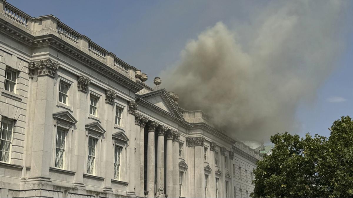 Londra'da dnyaca nl sanat merkezinde yangn kt: ok sayda ekip mdahale ediyor