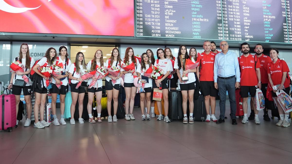 Avrupa ampiyonu olan U20 Kadn Voleybol Takm yurda dnd