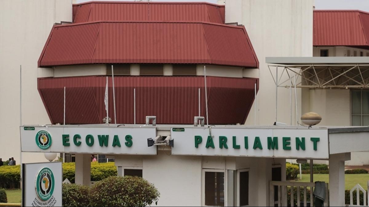 ECOWAS, Burkina Faso, Mali ve Nijer'in birlie geri dnmesi iin aba harcyor
