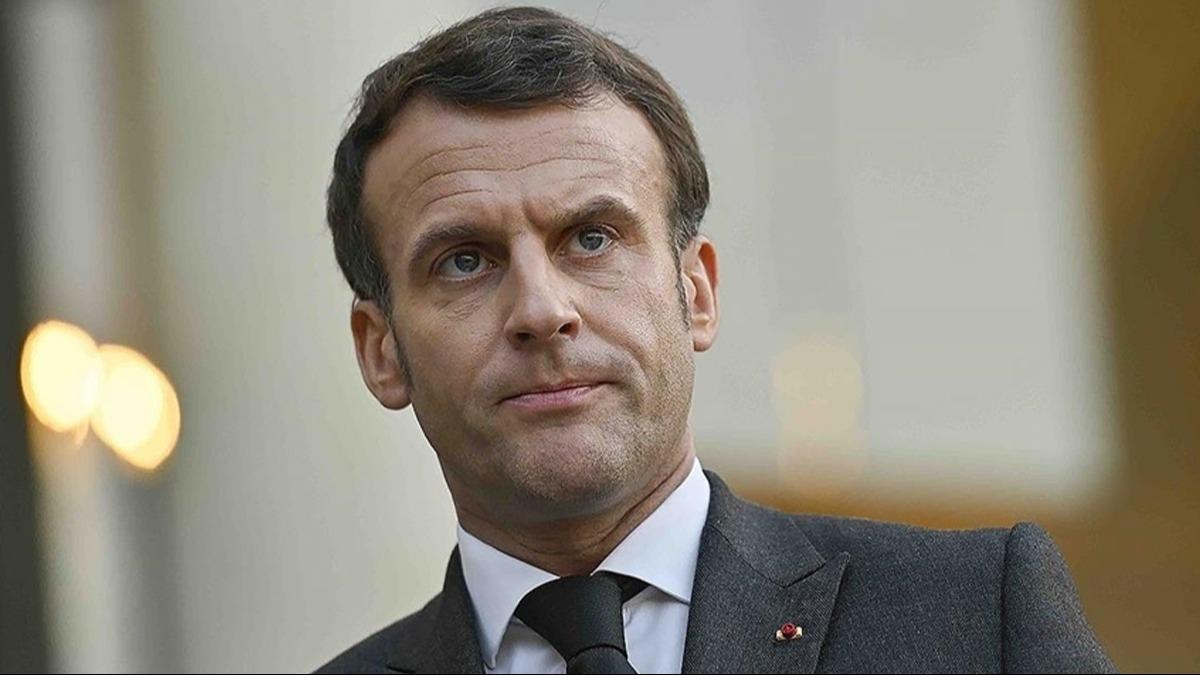 Fransa'da anlar Macron iin alyor! Ar solcu partiden azil tehdidi
