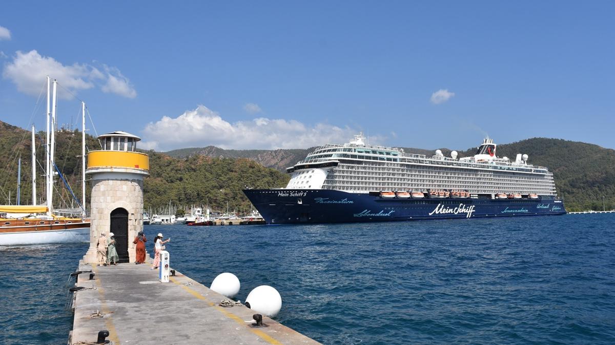 Dev kruvaziyer ''Mein Schiff 5'' Marmaris Liman'na yanat