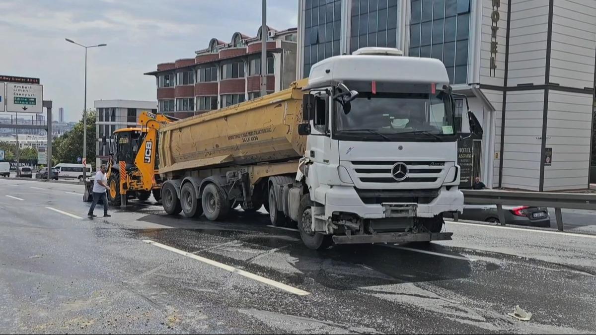 Avclar'da bariyerlere arpan kamyon nedeniyle Ankara istikameti trafie kapatld