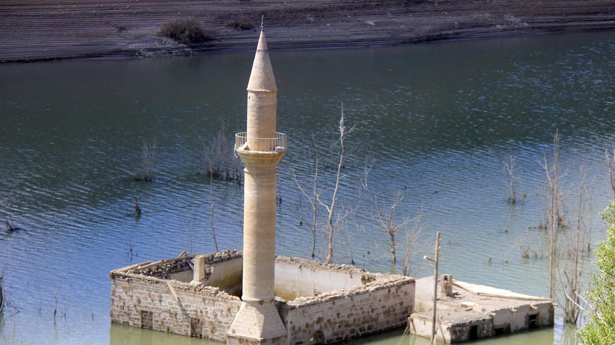 Sivas'ta su seviyesi den barajdaki eski yaplar ortaya kt