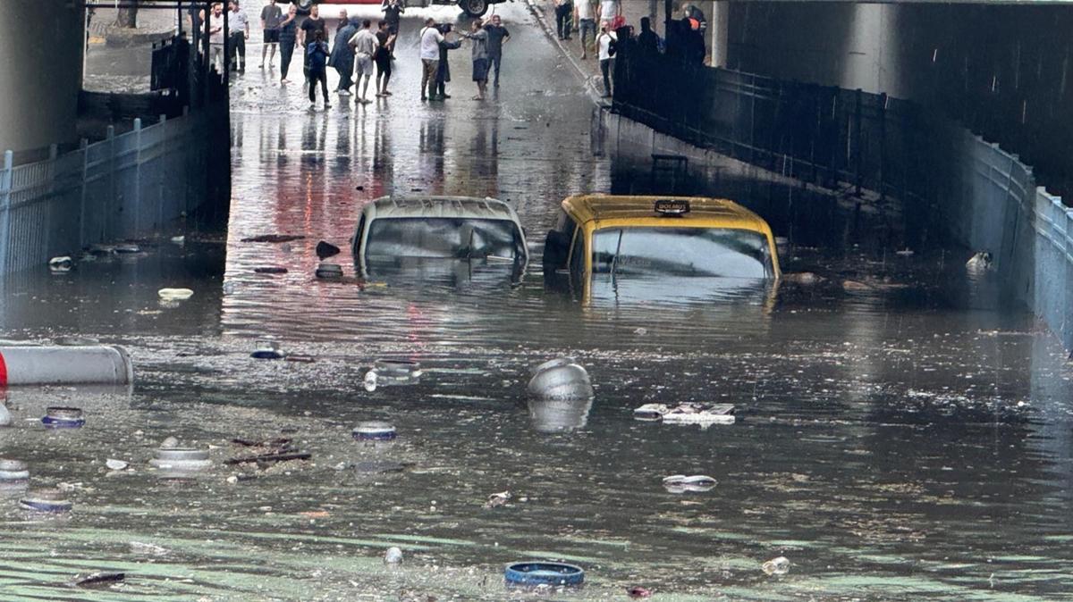 stanbul'da iddetli saanak: Sokaklar gle dnd, aralar mahsur kald