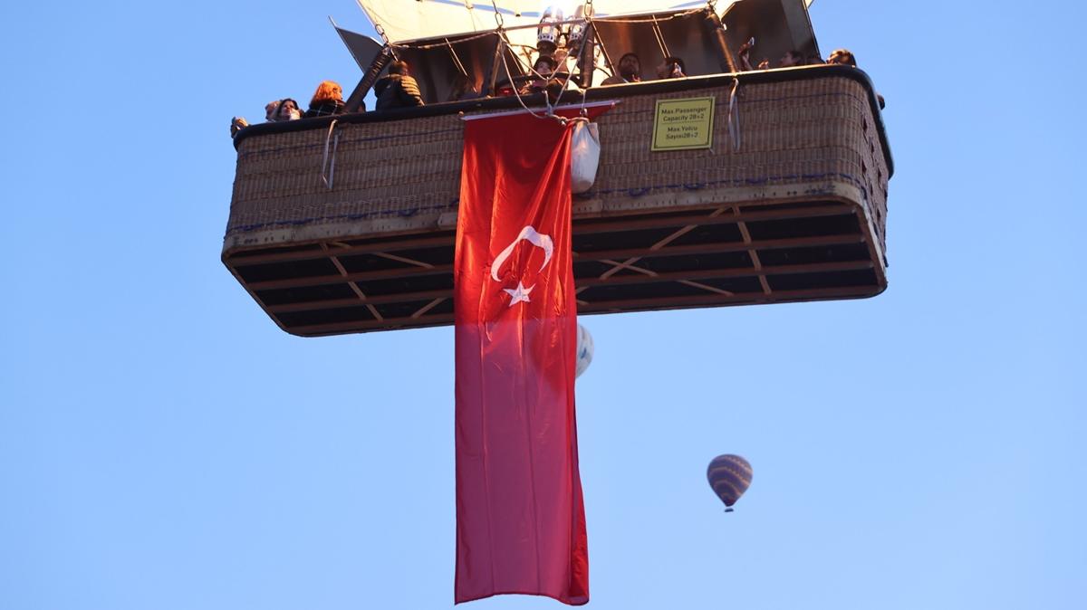 30 Austos cokusu: Kapadokya'da balonlar Trk bayraklaryla utu