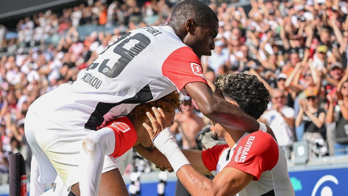 Eintracht Frankfurt sahasnda rahat kazand!