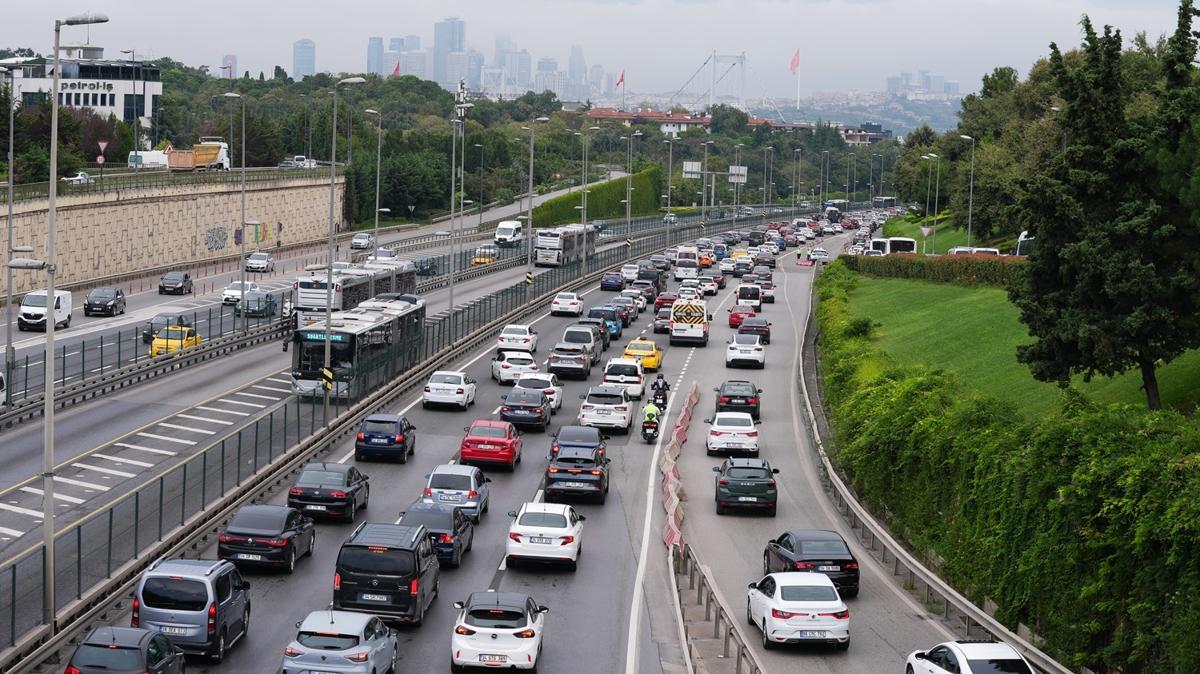 stanbul trafiinde okullarda uyum haftas ve haftann ilk i gn younluu