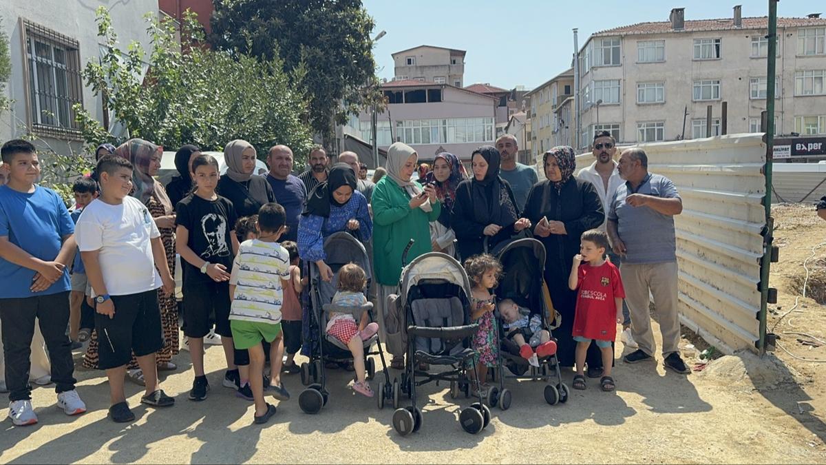 Pendik'te ETT otobsnn arpmas sonrasnda yklan binann sakinleri eylemlerini srdryor