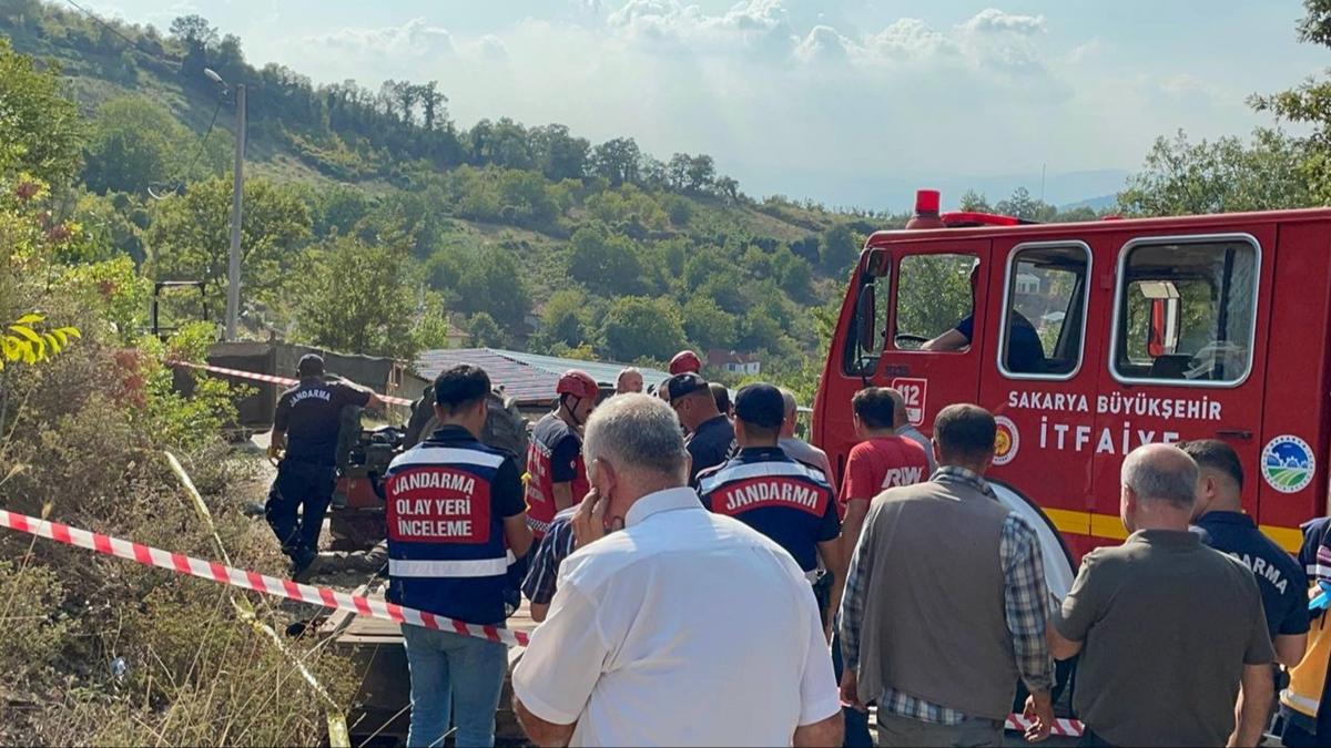 Sakarya'da traktrn devrilmesi sonucu 2 kii ld