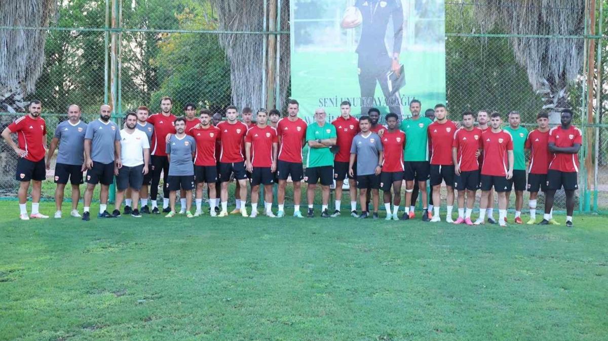 Adanaspor'da antrenman ncesi Sol Bamba ansna sayg duruu yapld