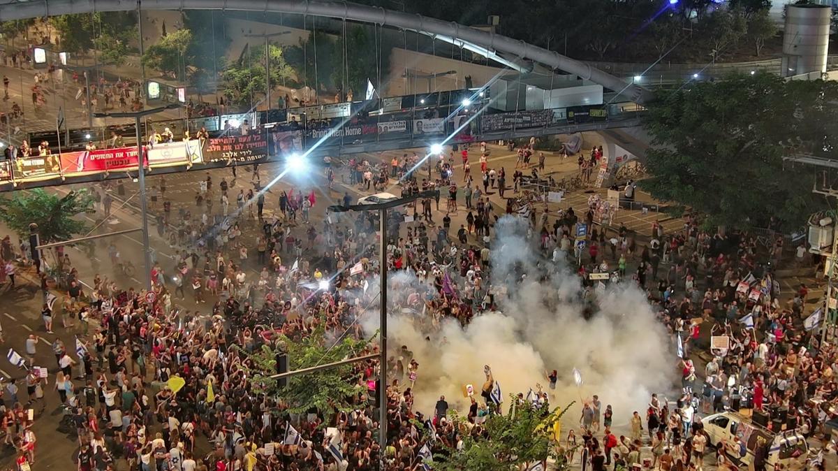 Tel Aviv sokakları yangın yeri! Binlerce kişi Netanyahu'ya karşı ayaklandı