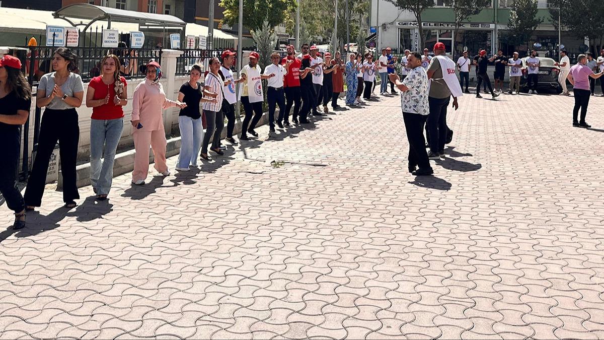 DEM Parti'de ii kym! SMS ile kovulan 204 kii belediyeyi halayla protesto etti