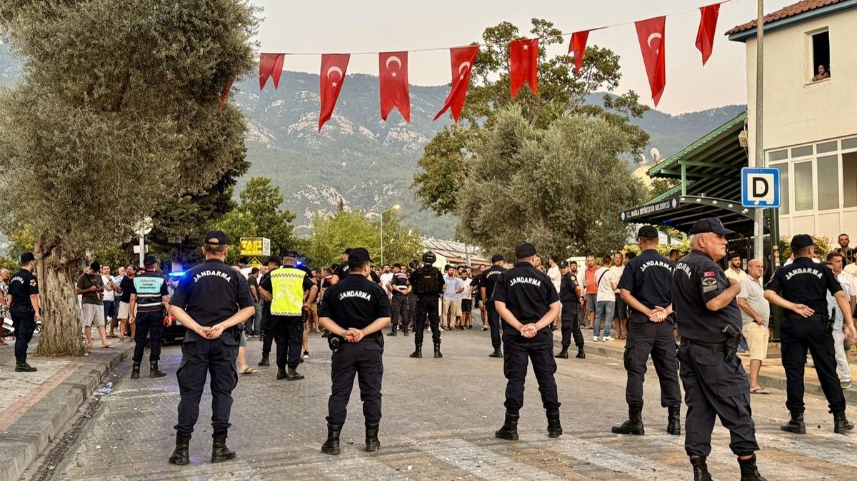 Fethiye'de silah, cam ie ve talarn kullanld kavgada 13 kii yaraland