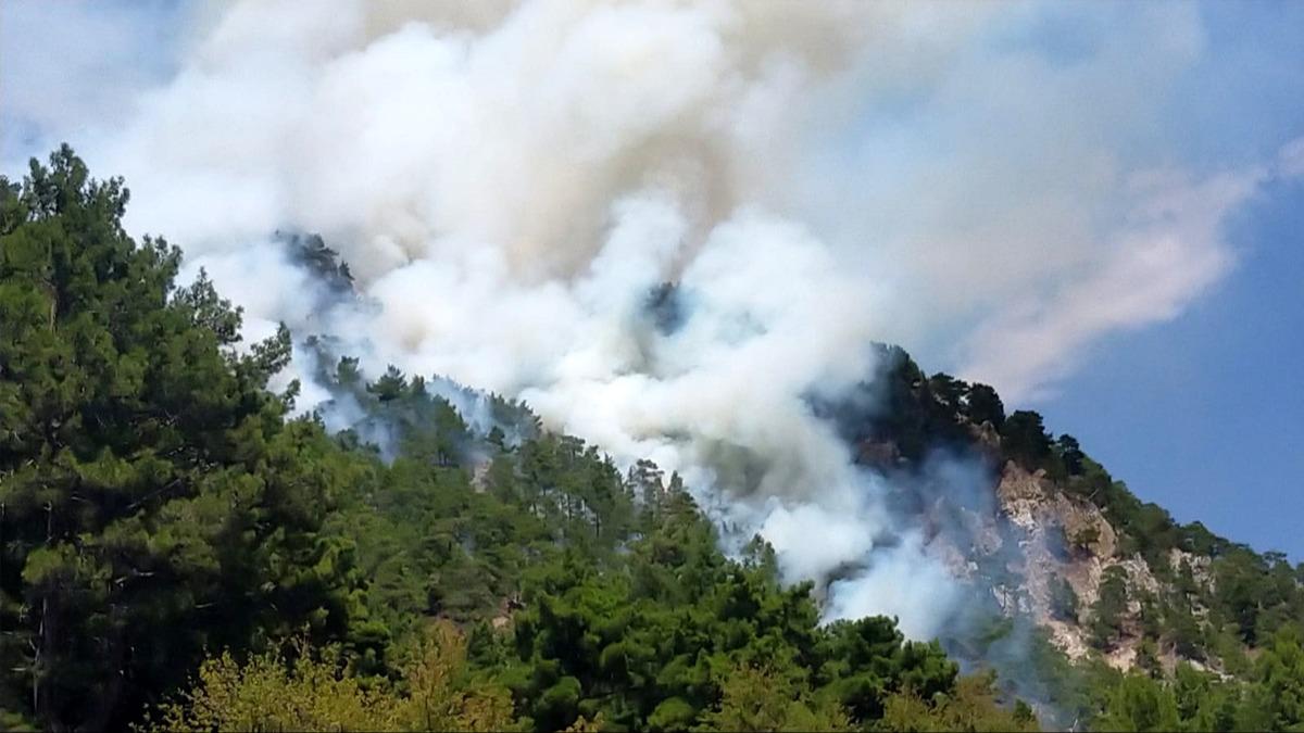 Antalya'nn Kumluca ilesinde kan orman yangn kontrol altna alnd 