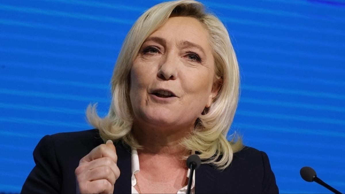 Fransa hkmet dm zlemiyor! Ar sac Le Pen'den Macron'a referandum ars