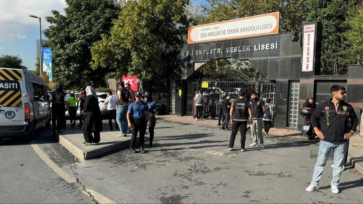 stanbul Emniyet Mdrl'nden okul nlerinde sk denetim