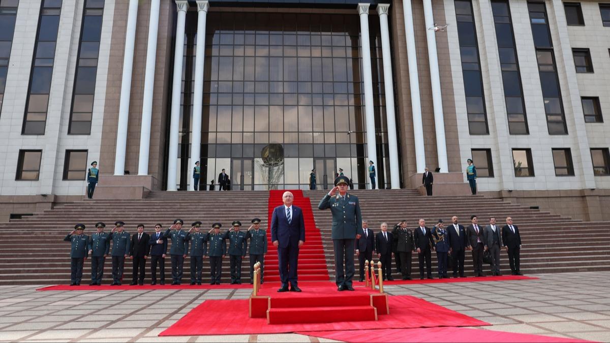 Bakan Gler, Kazakistan'da Savunma Bakan Jaksilikov tarafndan karland