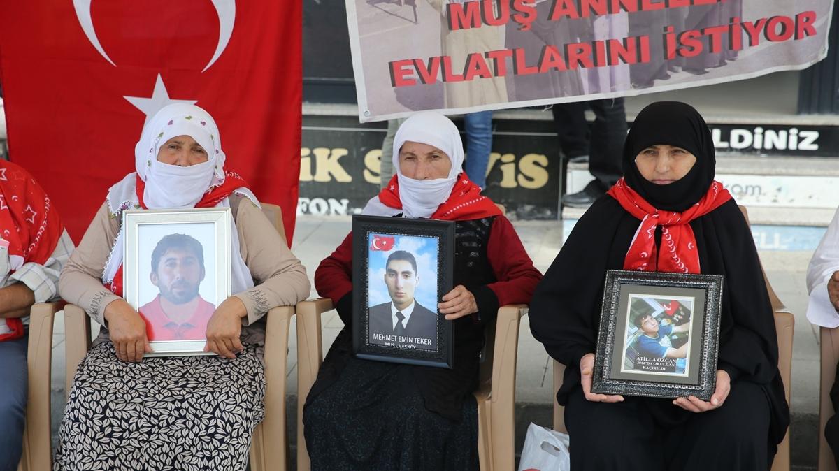 Evlat nöbeti tutan aileler, DEM Parti binası önünde eylemlerine devam ediyor