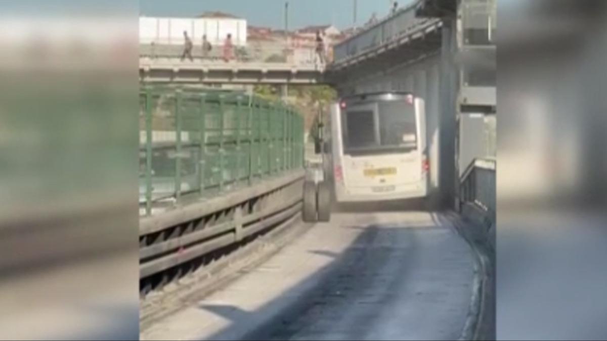 Beylikdz'nde faciadan dnld: Metrobsn tekerlei frlad, durakta kuyruk olutu