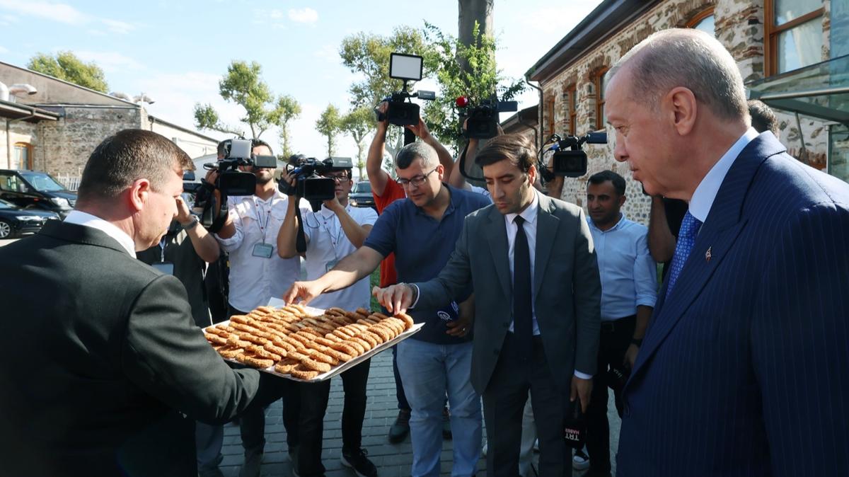 Cumhurbakan Erdoan, Mevlid Kandili nedeniyle basn mensuplarna kandil simidi datt