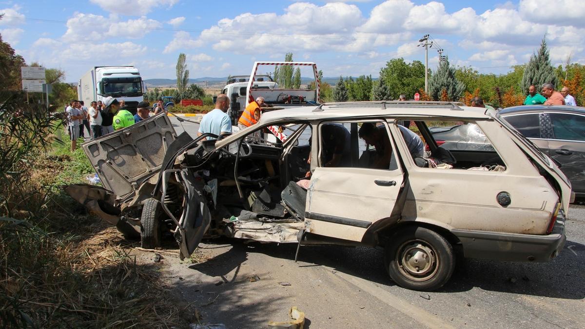 Uak'ta iki otomobilin arpt kazada 1 kii ld, 4 kii yaraland
