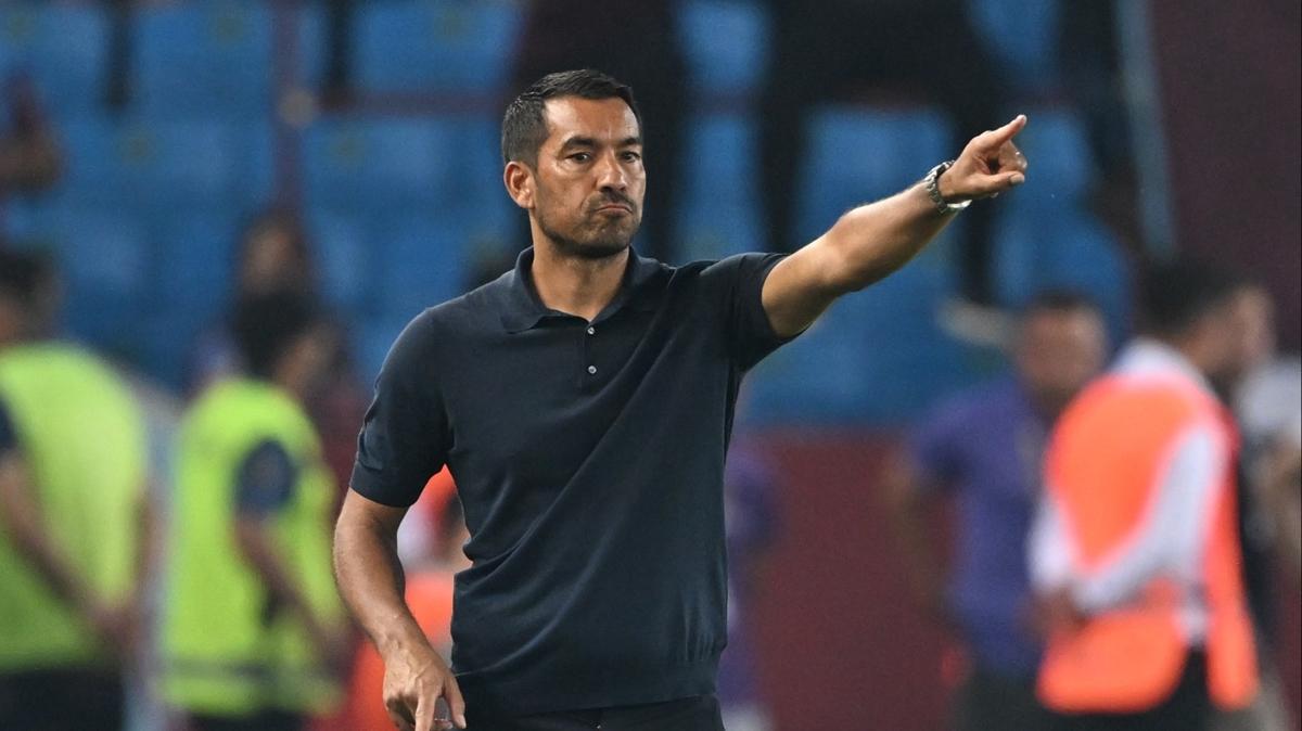 Van Bronckhorst'tan kritik yorum: Bugnden bir eyler reniyoruz