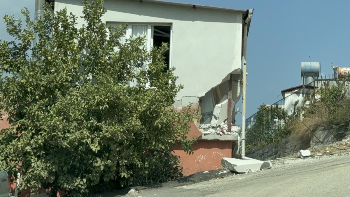 Adana'da p kamyonu mstakil bir eve arpt. 1 kii yaraland