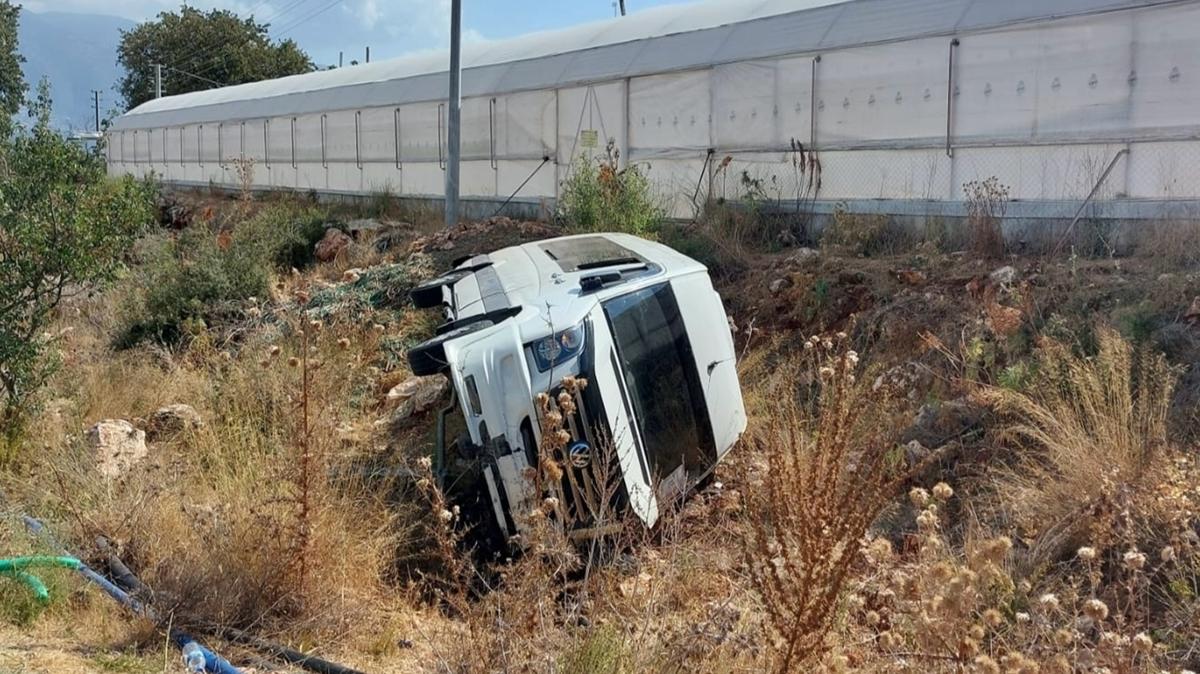 Antalya'da arampole devrilen tur minibsndeki 13 kii yaraland