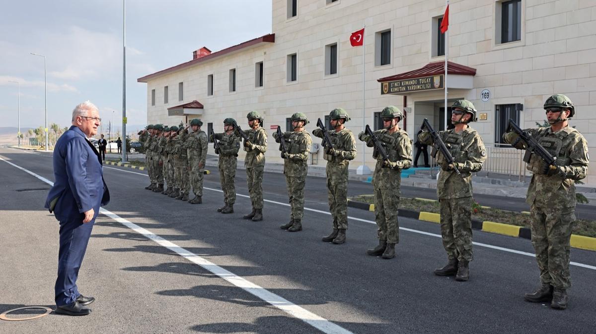 Bakan Gler, 17'nci Komando Tugay Komutan Yardmclnda incelemelerde bulundu 