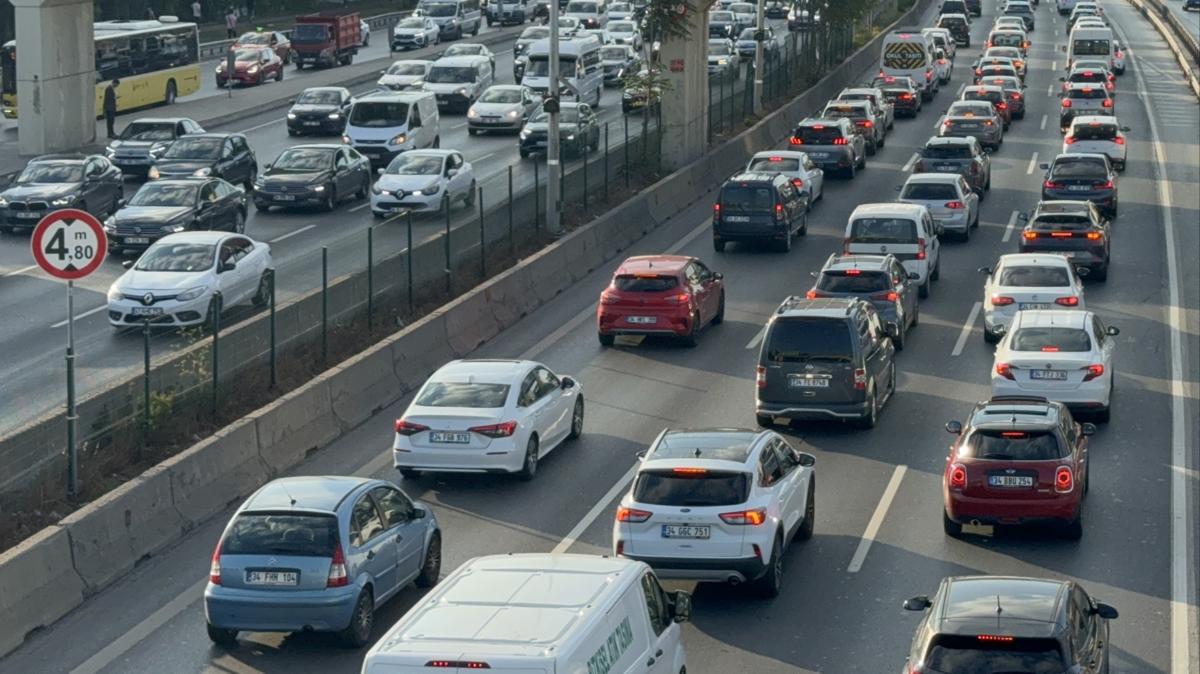 stanbul'un baz noktalarnda trafik younluu artt         