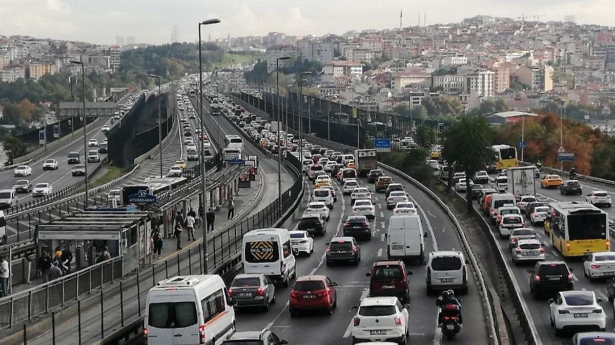 stanbul'da baz noktalarda trafik younluu artt