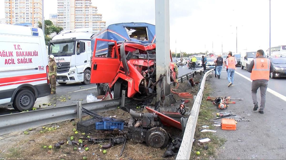 Kamyonetin motoru yerinden frlad