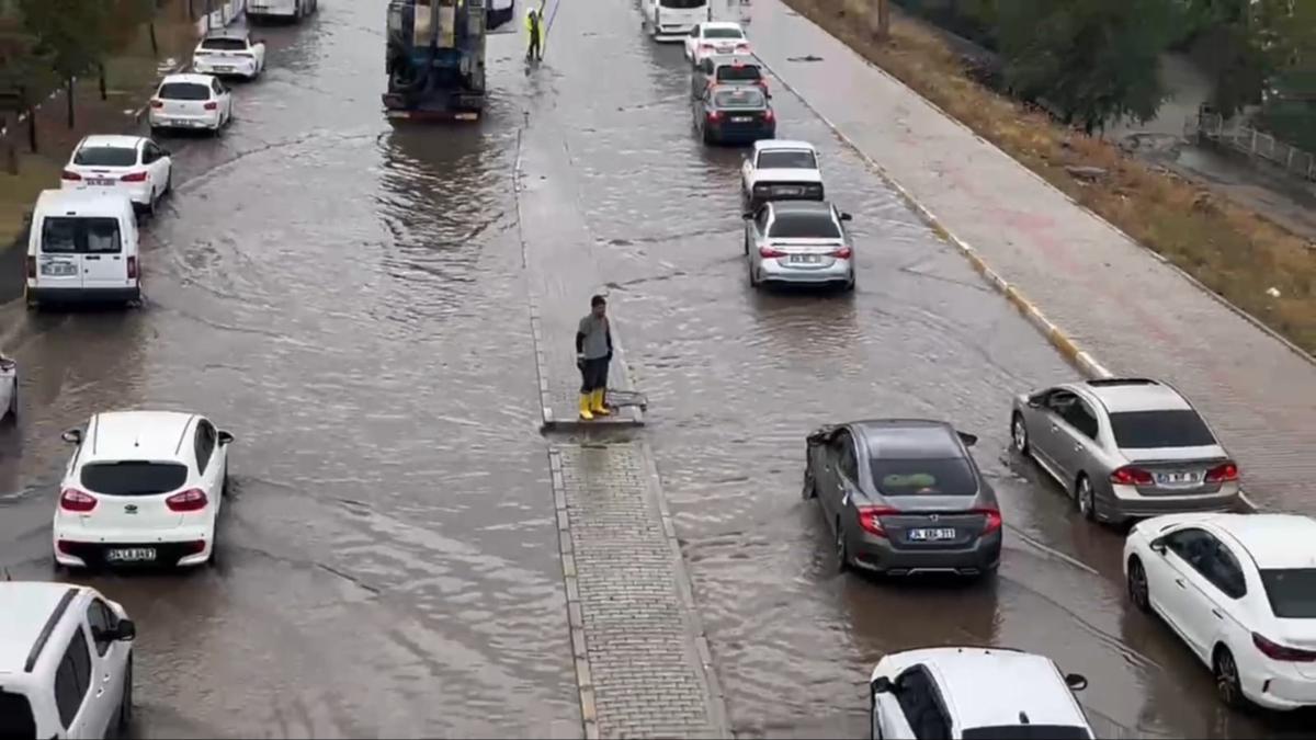 Diyarbakr saanak vurdu! Cadde ve sokaklar gle dnd                        