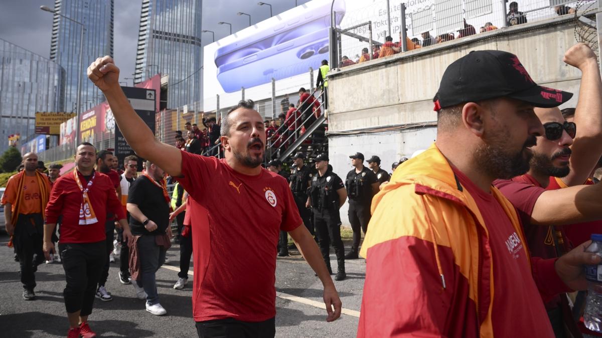 Galatasarayl taraftarlar Kadky'e hareket etti