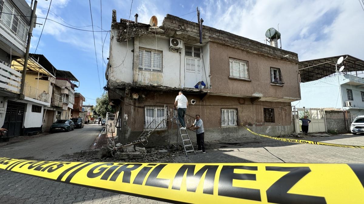 Adana'da frtna nedeniyle bir evin dam ve balkonu ksmen ykld