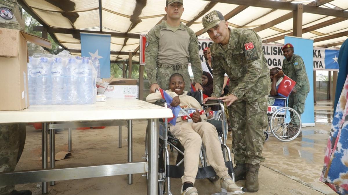 Somali'deki Trk kuvvetleri, ihtiya sahiplerine tekerlekli sandalye datt